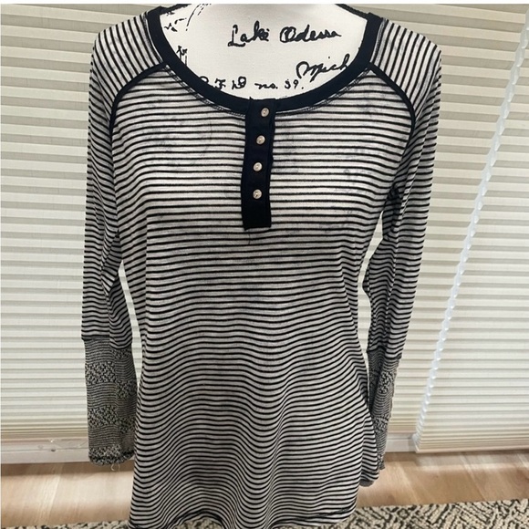 Striped Black and White Women's Top - Picture 1 of 5